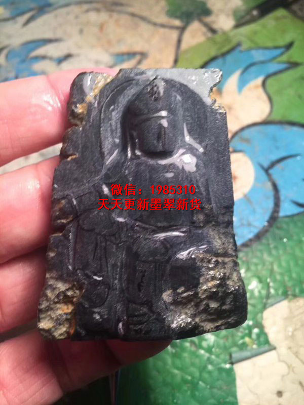 懂得欣赏这尊翡翠佛的残缺美！