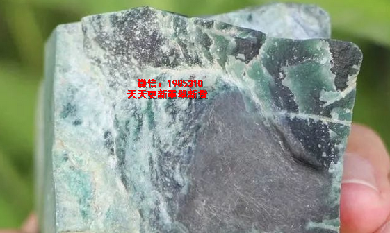 捡漏花5000买的翡翠原石，切出罕见冰阳绿墨翠！多少钱一克？