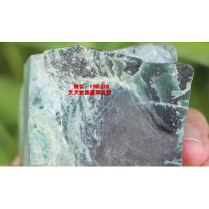 捡漏花5000买的翡翠原石，切出罕见冰阳绿墨翠！多少钱一克？